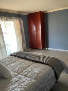 The Comfort Cottage - - 5