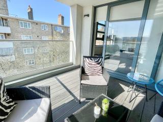 Modern Studio Apartments & 3Bedroom flat with Pvt Balcony steps from Regent's Park - 1