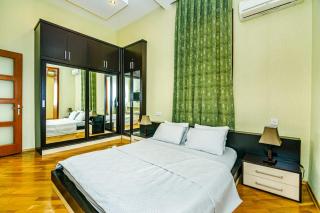 Macdonals Next to 1 bedroom and a nice sofa - 0