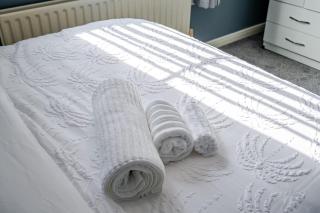 Cozy 2-Bed Home in Middleton - 8
