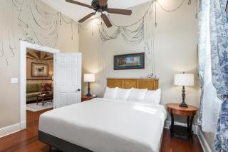 4BR Luxury Uptown Retreat w Private Heated Pool - 7