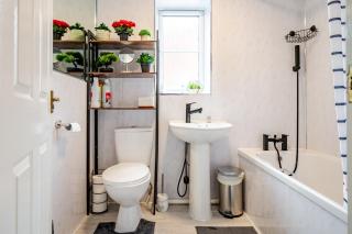 Cozy 2-Bed Home in Middleton - 4