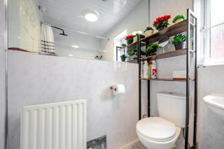 Cozy 2-Bed Home in Middleton - 3