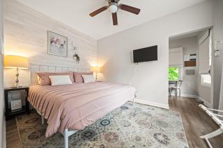 Spring Bungalow - A cozy getaway in downtown Hot Springs! - 8