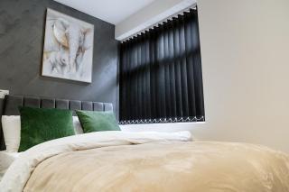 Modern Studio with Kitchenette, En-suite and Parking - 3