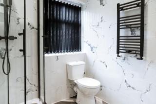 Modern Studio with Kitchenette, En-suite and Parking - 1