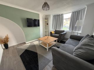 Cosy 3 Bed Home, Parking & Bus - 0