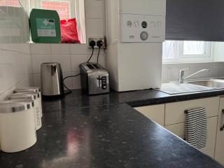 Cosy 3 Bed Home, Parking & Bus - 1