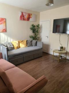 Tudors eSuites - Spacious 5 Bedroom House - #101R - 2
