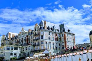 Bright apartment with private beach access - 0