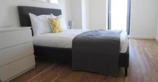 Modern 2 Bed Apt near Manchester Centre by Eason Stays, ideal for Weekend Getaways & Business Travellers with Free Parking! - Manchester - 3