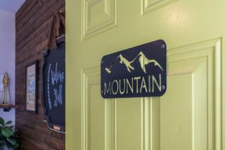 Mountain Bungalow-Walk to Downtown/Biker's Dream! - 5