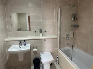 Modern 2 Bed Apt near Manchester Centre by Eason Stays, ideal for Weekend Getaways & Business Travellers with Free Parking! - Manchester - 1