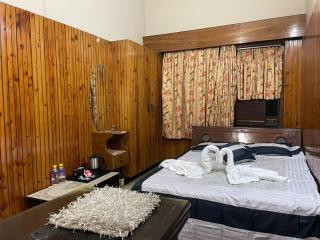 New Kashi darshan Family and group guest house - 2