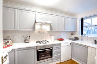 Wimbledon 4 Bedroom Home with Free Driveway Parking and 2 Bathrooms - 6