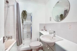 Wimbledon 4 Bedroom Home with Free Driveway Parking and 2 Bathrooms - 4