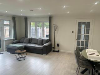 Rose Mews, Newly Refurbed Modern Interior with Garden - 1