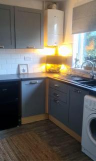 Contractor friendly-2 bd-Private Parking-Sleeps 3 - 5