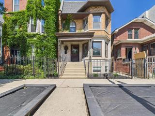Wrigleyville Gem with Hidden Bar & Vintage Charm - Chicago - 3