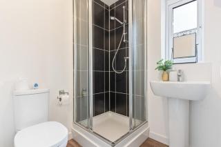 The Cosy House with Free Parking, Garden and Smart TV with Netflix by Yoko Property - Perfect for Contractors, Groups & Relocation - 8