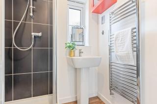 The Cosy House with Free Parking, Garden and Smart TV with Netflix by Yoko Property - Perfect for Contractors, Groups & Relocation - Leamington Spa - 7