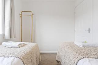 The Cosy House with Free Parking, Garden and Smart TV with Netflix by Yoko Property - Perfect for Contractors, Groups & Relocation - 3