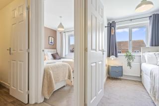 The Cosy House with Free Parking, Garden and Smart TV with Netflix by Yoko Property - Perfect for Contractors, Groups & Relocation - 2