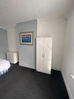 Budget Leeds 4 bed sleeps 8 house - 2