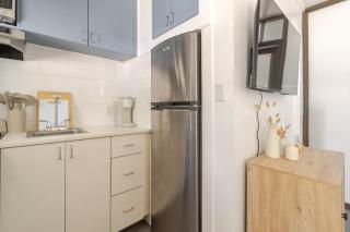 Stylish Coastal Studio Walk to Beach, Pool & Eats - 4