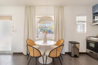 Stylish Coastal Studio Walk to Beach, Pool & Eats - 5