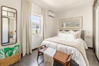 Stylish Coastal Studio Walk to Beach, Pool & Eats - 7