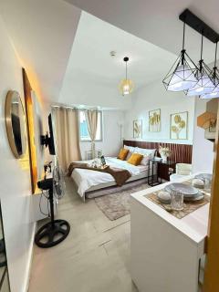 Chic and Cozy Studio Luxury Condo Suite Azure SF - 0