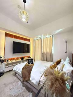 Chic and Cozy Studio Luxury Condo Suite Azure SF - 8