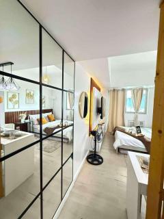 Chic and Cozy Studio Luxury Condo Suite Azure SF - 4
