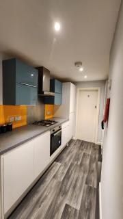 3 Bed home - Central Location - Ideal long stay - 2