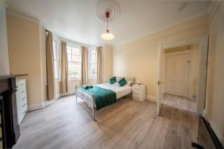 Spacious & Central 4-Bed in Islington - 8