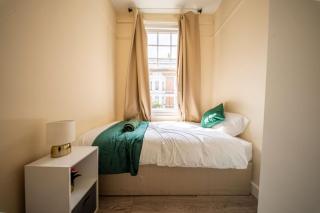Spacious & Central 4-Bed in Islington - 4