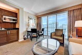 MGM SIGNATURE - Strip View Suite- FREE valet parking - 4