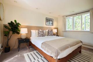 Chiswick Townhouse with Garden & Parking - 9