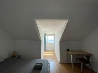 Santos Apartment in Central Lisbon with River View - 1