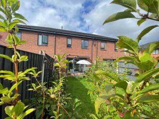 Spacious 2 bed house in Manchester with Private Parking - 2