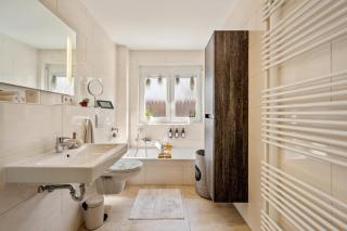 Retreat Living - Business-Apartment mit 3 Schlafzimmern, 2 Bädern & Sauna - kostenloser Parkplatz - 4
