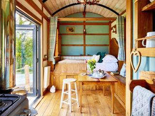 The Orient Express Shepherd's Hut with Hot Tub - 7