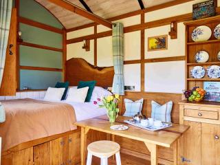 The Orient Express Shepherd's Hut with Hot Tub - 0