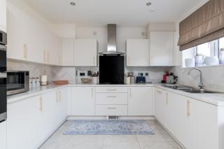 Stylish 4-Bed Home in Central Wellingborough - Wellingborough - 5