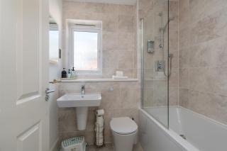 Stylish 4-Bed Home in Central Wellingborough - Wellingborough - 4