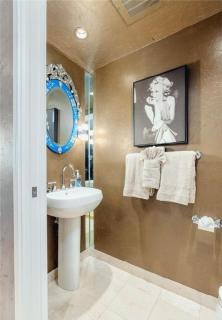 Penthouse Three-Bedroom with Sweeping Strip and Mo - 3