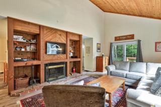 Private Killington Home with Indoor Hot Tub and 2 Living Rooms - 2
