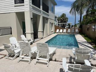New Luxury Condo Near Beach - 0
