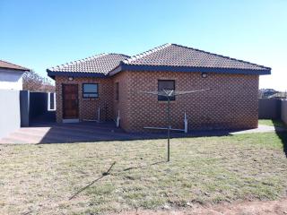 Entire Modern House!!- Middelburg - 6